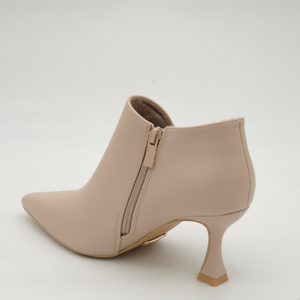 03718_105_0|20a622961800f62e26e5a265596eb734