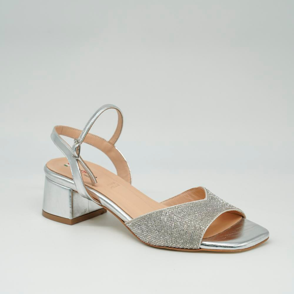 05651_7|bfae420a5fe2fdfe10ddd1a0c2454620
